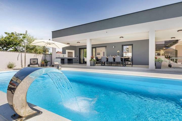 Chambre d’hôte pour 12 personnes, avec Jacuzzi et Terrasse ainsi que Jardin et Piscine
