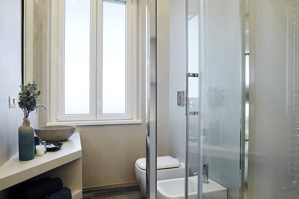 Apartamento entero, Encantador ático con vista al mar, cerca de la estación de trenes y buses. in Ostia, Roma