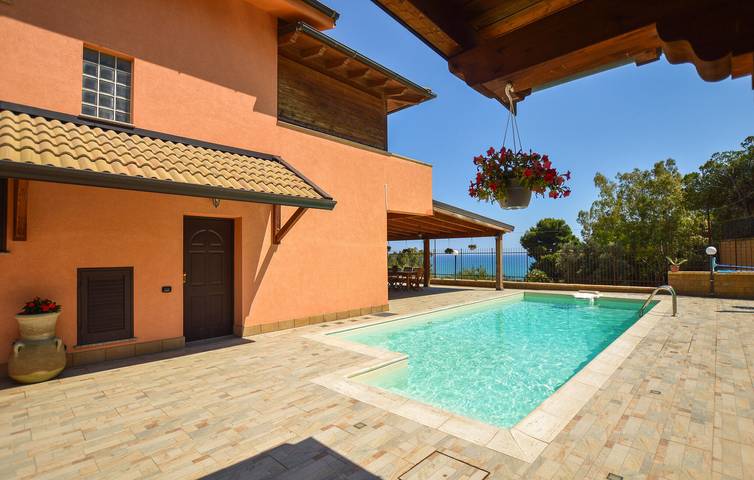 Ferienhaus für 8 Personen, mit Terrasse und Pool - 1
