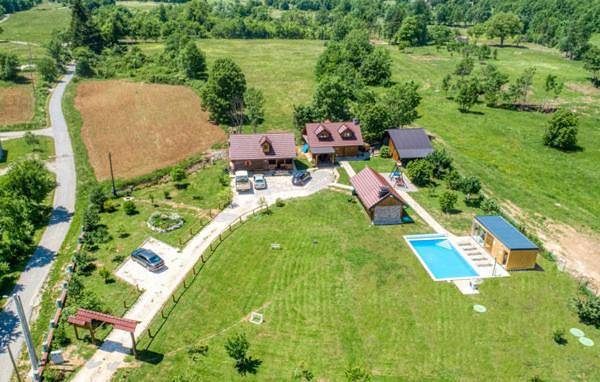 Gîte pour 8 personnes, avec jardin et sauna ainsi que vue et piscine, animaux acceptés en Croatie