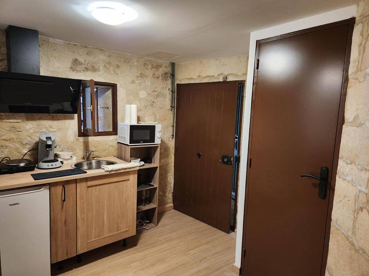 Appartement entier, One-Bedroom Apartment in Beaucaire, Région de Nîmes