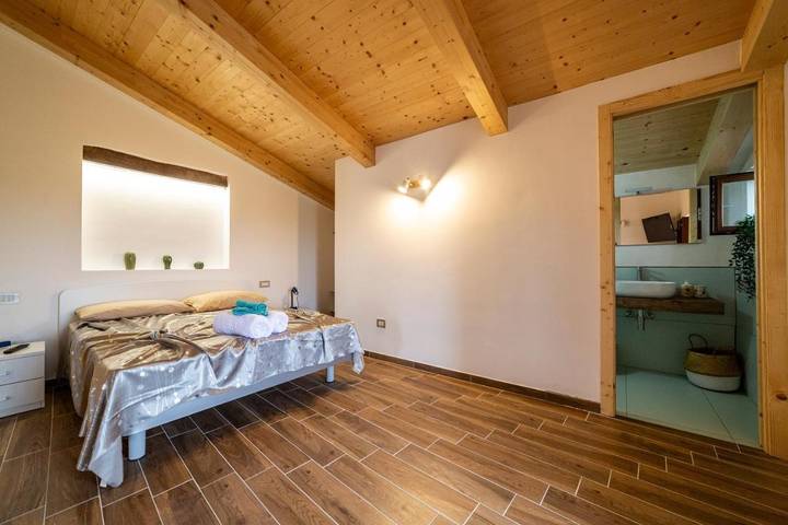 Gîte pour 4 personnes, avec Balcon et Jacuzzi ainsi que Terrasse et Jardin à Montano Antilia
