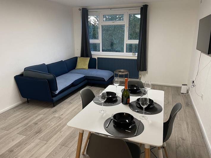 Entire holiday apartment, Big 2-Bed Apartment in Northolt free parking in Ealing, London