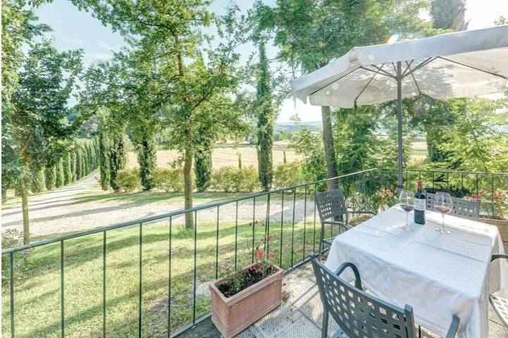 Agriturismo per 3 persone, con giardino e piscina in Foiano della Chiana