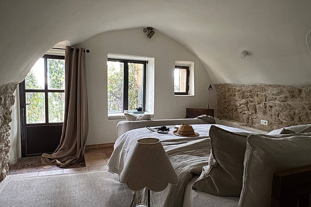 Ganze Wohnung, Cosy apartment-private garden, terrace, patio-in typical village near Lourmarin in Vaugines, Regionaler Naturpark Luberon
