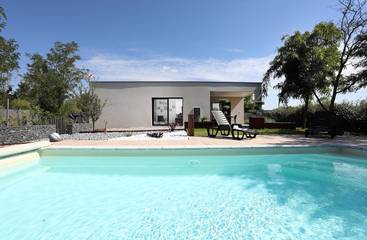 Cottage pour 4 personnes, avec terrasse ainsi que jardin et piscine à Ruoms
