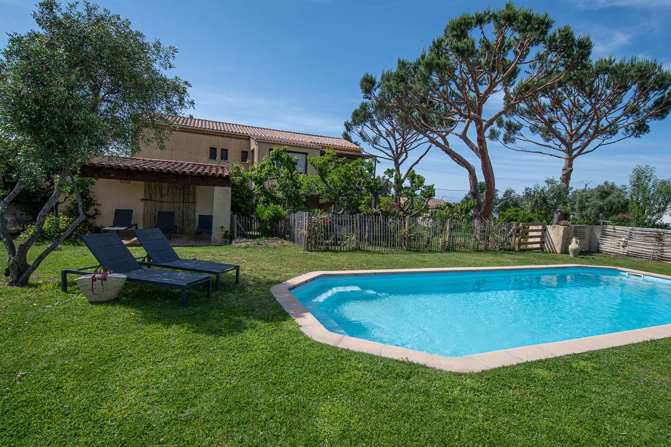 Appartamento intero, Luce : Appartamento vicino a Calvi, con piscina, giardino e comfort totale in Calenzana, Calvi e dintorni