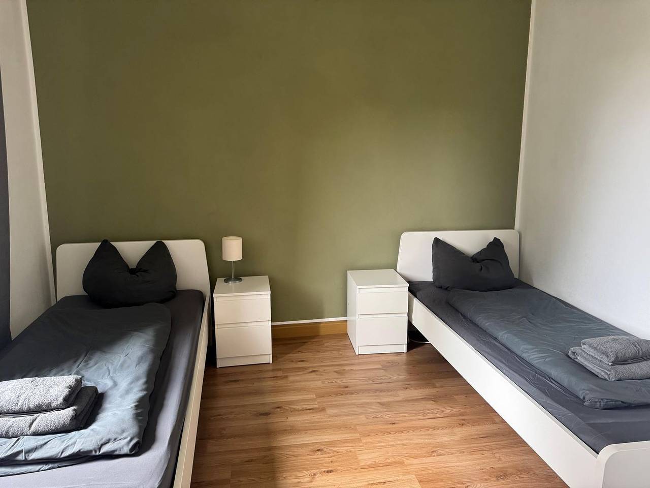 Appartement entier, Einfaches Appartement "Tom" in Halle mit 3 Schlafzimmern und Stellplatz in Halle (Allemagne), Saale-Unstrut