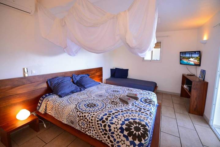 Gîte pour 2 personnes, avec vue ainsi que piscine et terrasse, adapté aux familles dans Anse l'Etang - 3