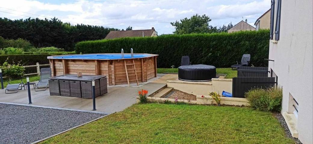 Gîte pour 2 personnes, avec terrasse ainsi que jardin et piscine à Bonnétable