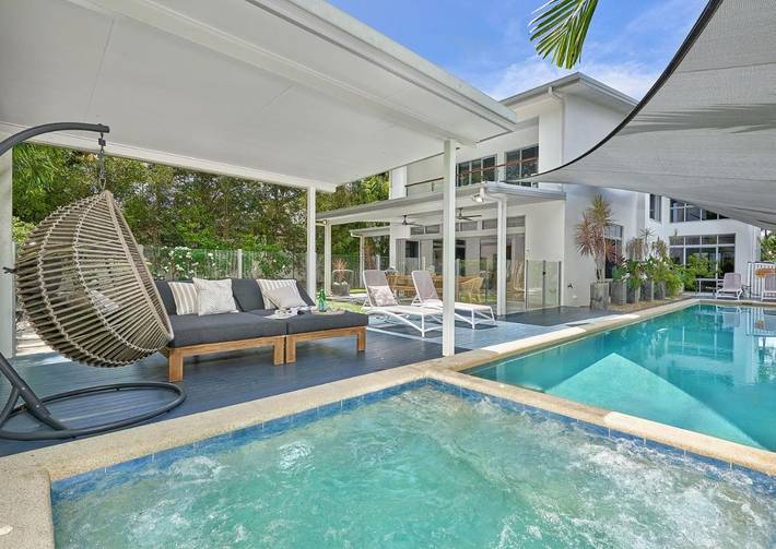 Holiday home for 10 people, with pool and view as well as garden in Palm Cove