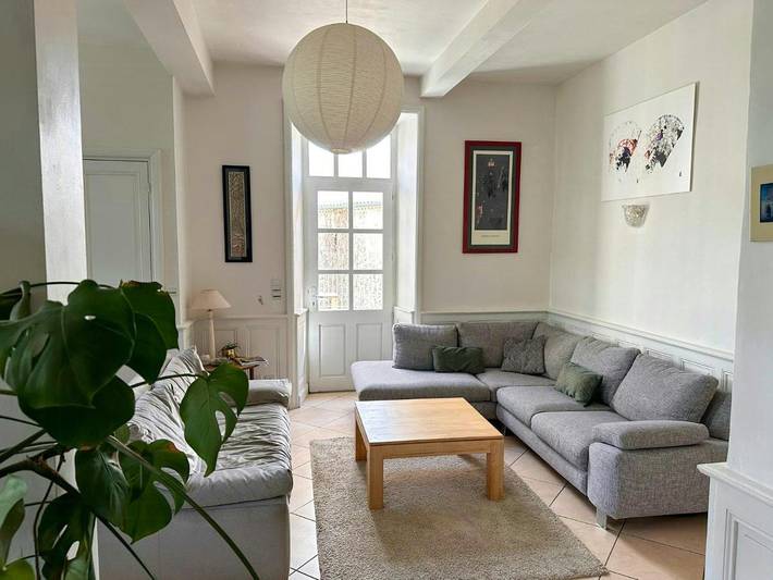 Location de vacances pour 12 personnes, avec terrasse ainsi que jardin et piscine à Rocher - 2