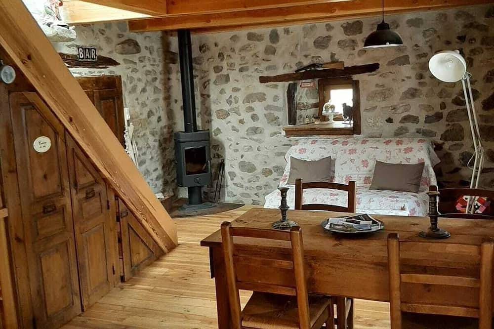 Maison à louer au bord de la rivière  dans un petit hameau paisible in Saint-Cirgues, Haute-Loire