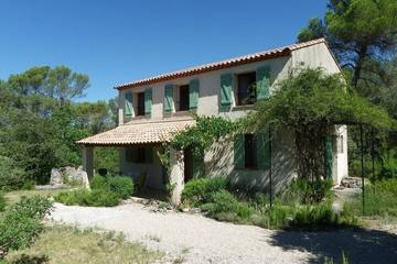 Gîte pour 6 personnes, avec jardin et terrasse à Pontevès