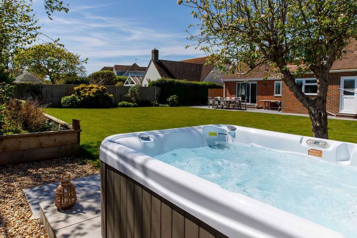 Holiday rental for 8 people, with Hot tub and Garden in East Wittering