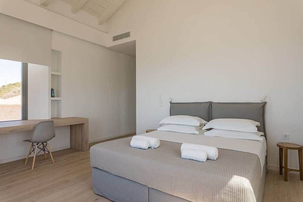 Hilltop Sea-View Retreat • Pool & 4 En-suite Brs in Kardamyli, Messenien