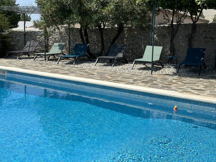 Gîte pour 20 personnes, avec terrasse ainsi que jardin et piscine