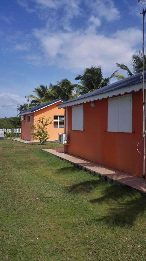 Location de vacances pour 3 personnes, avec terrasse et jardin à Petit-Canal - 2