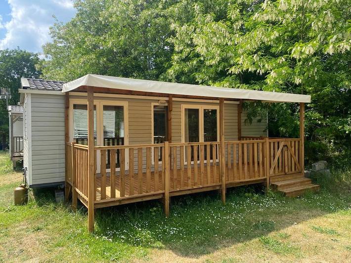 Camping pour 6 personnes, avec piscine ainsi que terrasse et bassin pour enfant, animaux acceptés