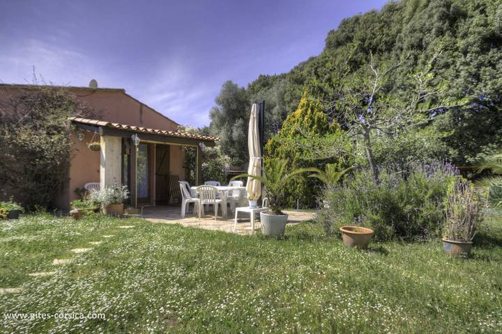 Gîte pour 4 personnes, avec Terrasse ainsi que Jardin et Vue à Cuttoli-Corticchiato