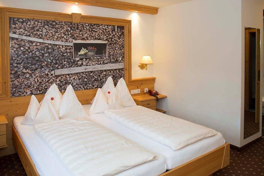 Komfort-Doppelzimmer mit Dusche, Wc - Landhotel Föhrenhof in Ellmau, Kaisergebirge