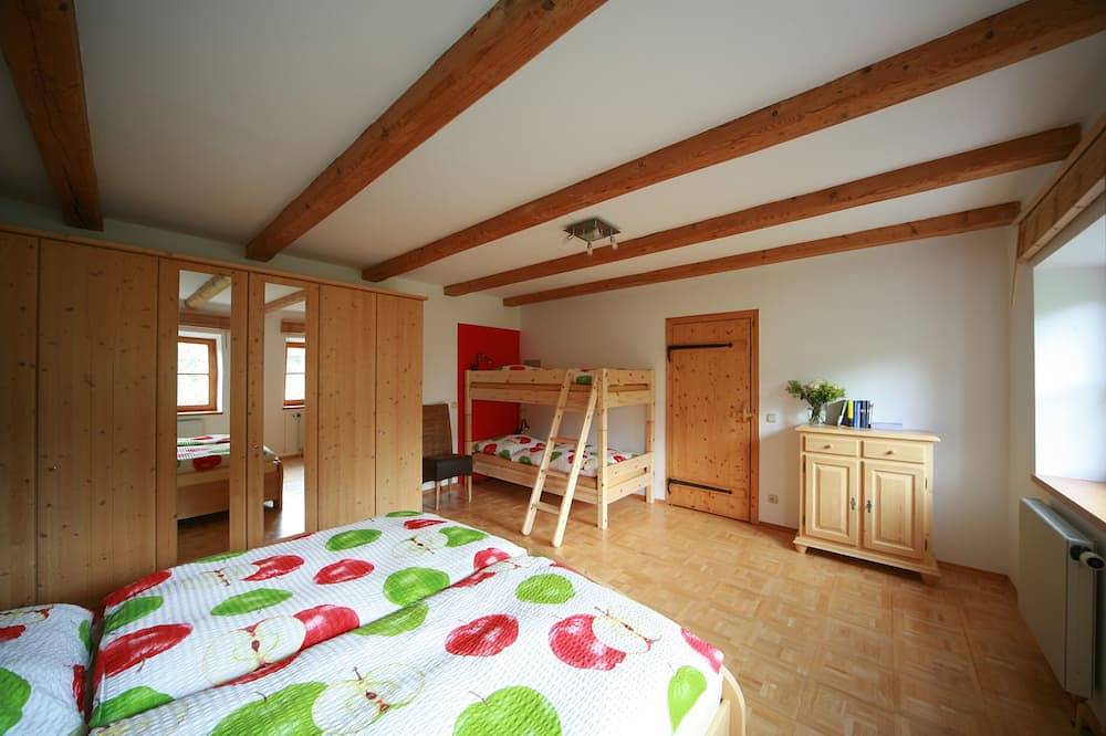 Ganze Wohnung, Altes Haus - Neue Wände: große 4 Sterne ****Fewo im alten Bauernhaus erbaut 1666 in Bad Heilbrunn, Tölzer Land