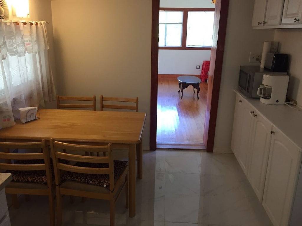 Haus am Wasser mit Freizeit Dock! Hervorragend geeignet für Rafting, und in der Nähe Strände in Mastic, North Fork