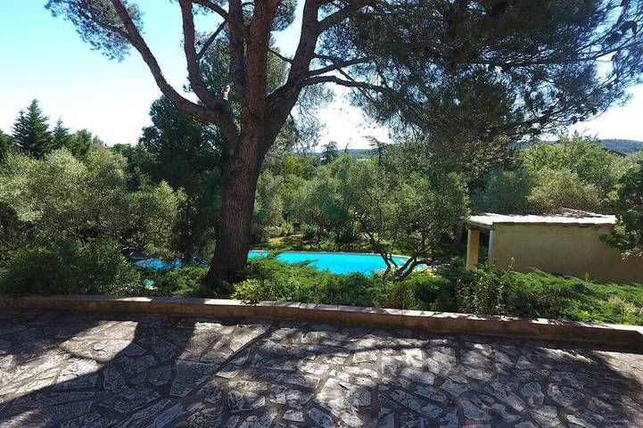 Gîte pour 4 personnes, avec terrasse et jardin ainsi que piscine et jacuzzi à Aramon - 4