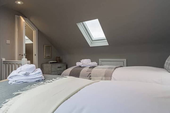 5-Br Home w/ Garden, Near Cheltenham Race Course in Cheltenham, Gloucestershire