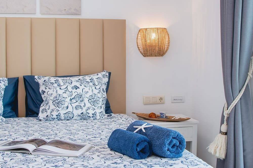 Frontline Villa 25, Modern Coastal Design with Amazing Views in Puerto Calero, Yaiza
