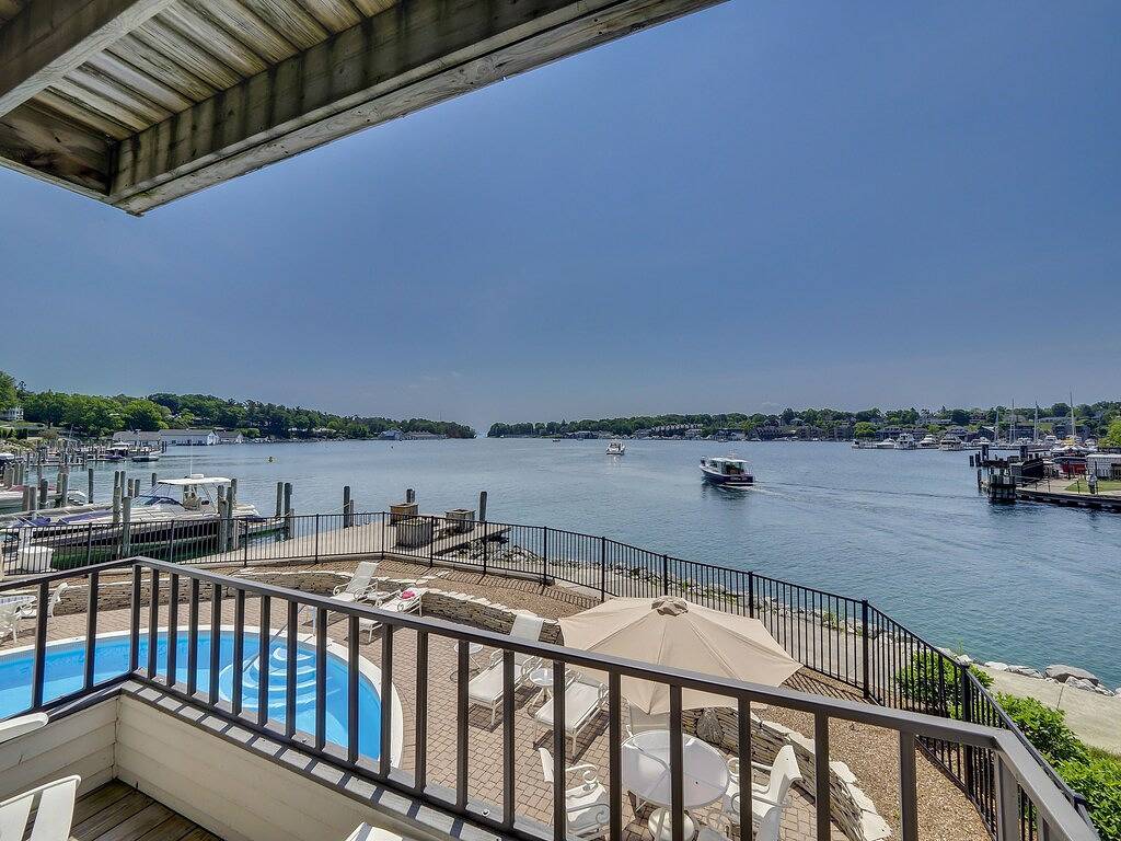 Ganze Wohnung, 114 Edgewater Inn Downtown Charlevoix | Pool, Hot Tub, Sauna | Sleeps 4 in Charlevoix, Charlevoix County