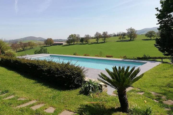 Gîte pour 5 personnes, avec piscine ainsi que jardin et balcon au Pays basque