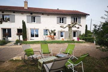 Location de vacances pour 14 personnes, avec jardin et terrasse, animaux acceptés dans Belleville-en-Beaujolais