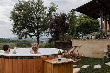 Gîte pour 2 personnes, avec jacuzzi et jardin à Govone