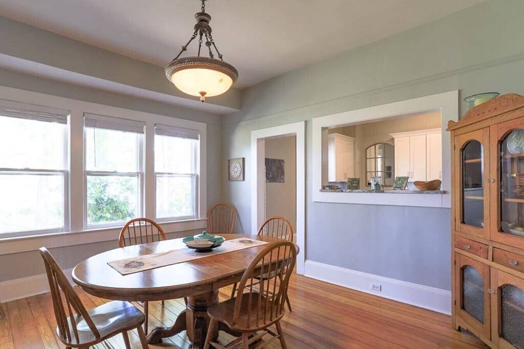 Misty Mountain Retreat - Walk to Dt Hendersonville, Fire Pit, Sleeps 7 in Hendersonville, Henderson County (NC)