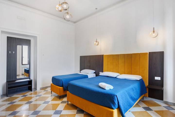 Bed and Breakfast 'Garibaldi Station Rooms - Suite 4Pp' with Wi-Fi and Air Conditioning in Naples, Naples Province