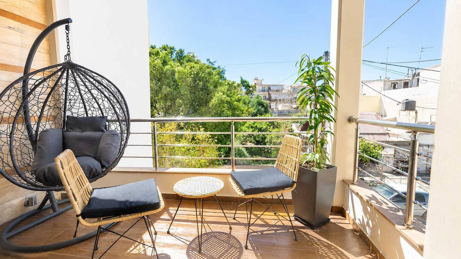 Fems | Luxury 3-Level Home w/ Private Jacuzzi in Nea Alikarnassos, Iraklio-Heraklion und Umgebung