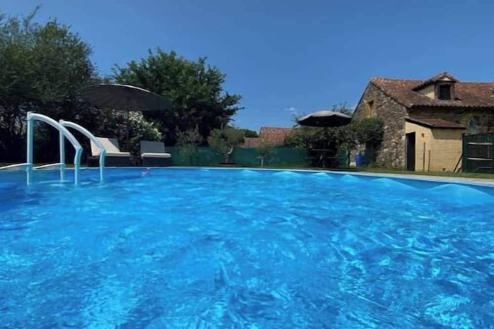 Peaceful, comfortable retreat with pool in Montcléra, Quercy