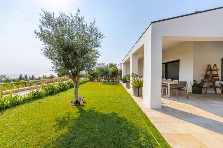 Villa pour 16 personnes, avec balcon ainsi que piscine et jardin, adapté aux familles en Albanie - 3