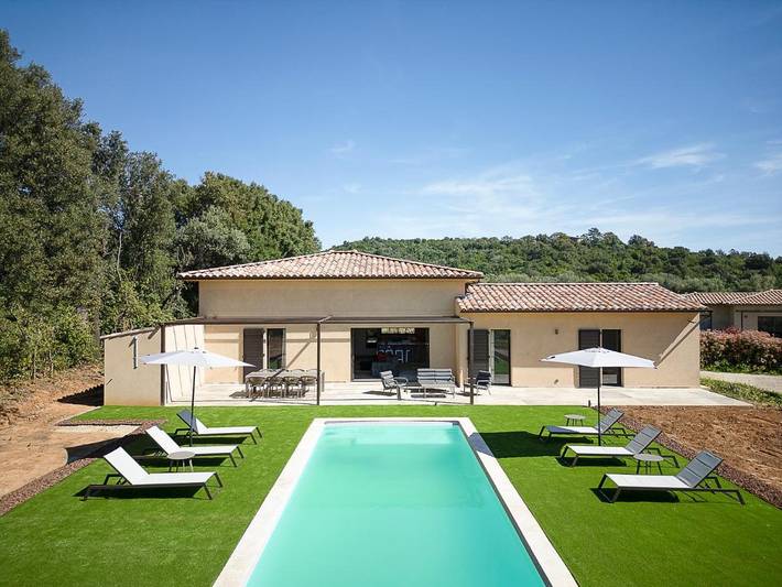Location de vacances pour 8 personnes, avec Balcon et Terrasse ainsi que Jardin et Piscine dans Saint Antoine (Ghisonaccia)