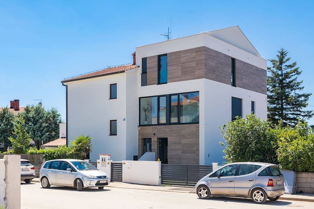 Villa Elena Deluxe in Fažana for 8 people with whirlpool, kids playground & private pool only 400 m from the beach in Fažana (Kroatische Adria), Fazana