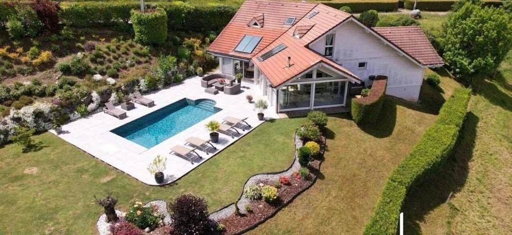 Villa pour 11 personnes, avec vue sur le lac et jardin ainsi que vue et piscine
