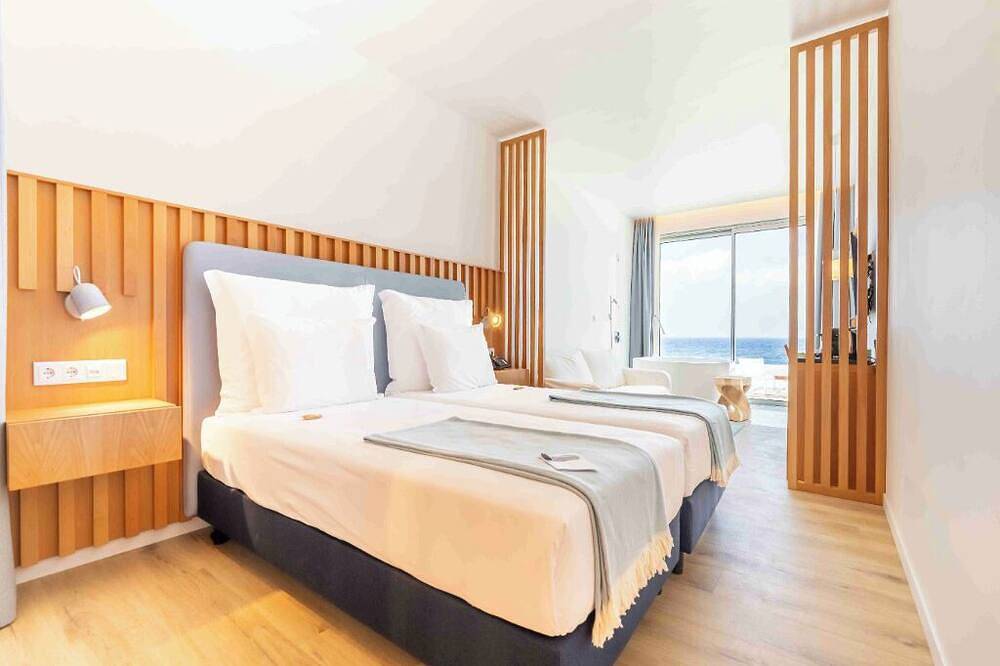 Elegant Ocean-View Room Perfect for Both Relaxation and Adventure Seekers in Porto Moniz, Madeira