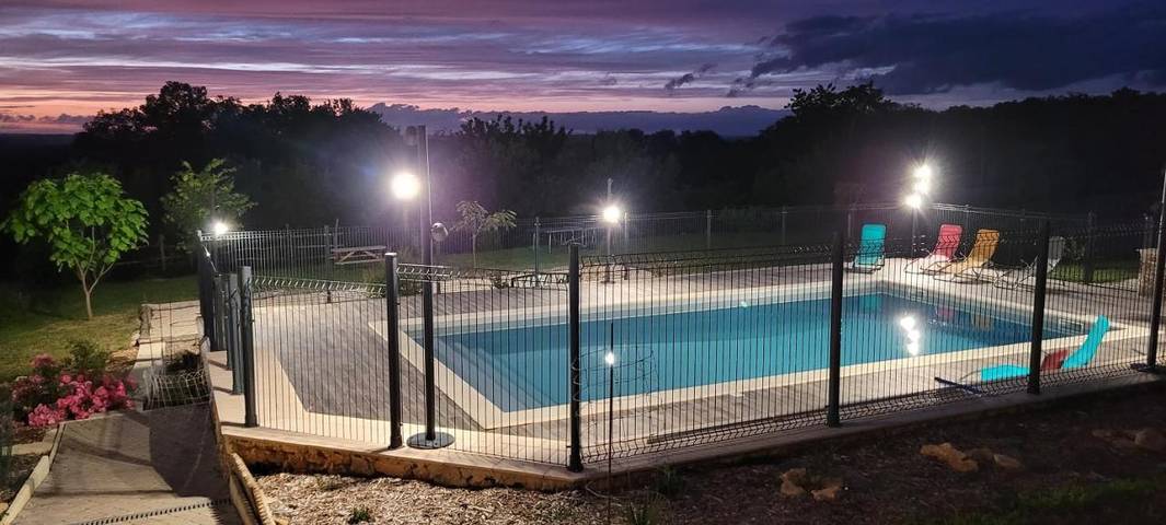 Location de vacances pour 2 personnes, avec Terrasse et Jardin ainsi que Piscine et Vue à Anglars-Nozac - 3