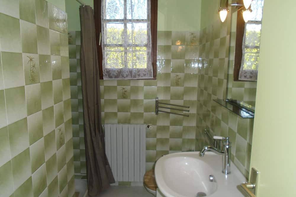 Maison mitoyenne à celle du propriétaire classée 2* 4 pers agréable , tranquille in Ribérac, Périgord Vert