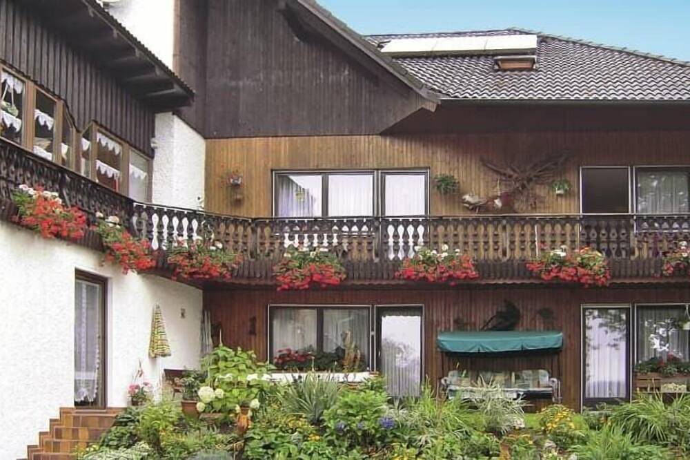 Ganze Wohnung, Gemütliche Dachwohnung (55qm) mit Wohnküche und überdachtem Balkon in Moosbach, Naturpark Nördlicher Oberpfälzer Wald