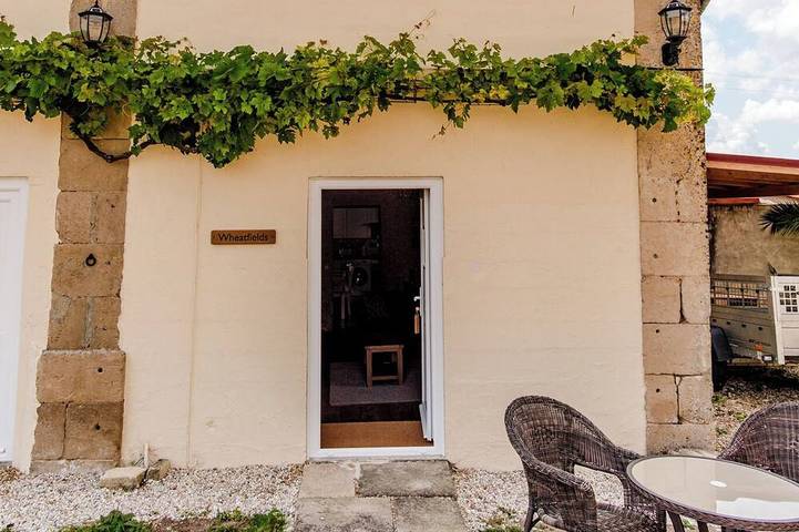 Gîte pour 4 personnes, avec Terrasse ainsi que Jardin et Piscine