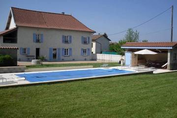Gîte pour 10 personnes, avec jardin et jacuzzi à Rochetoirin