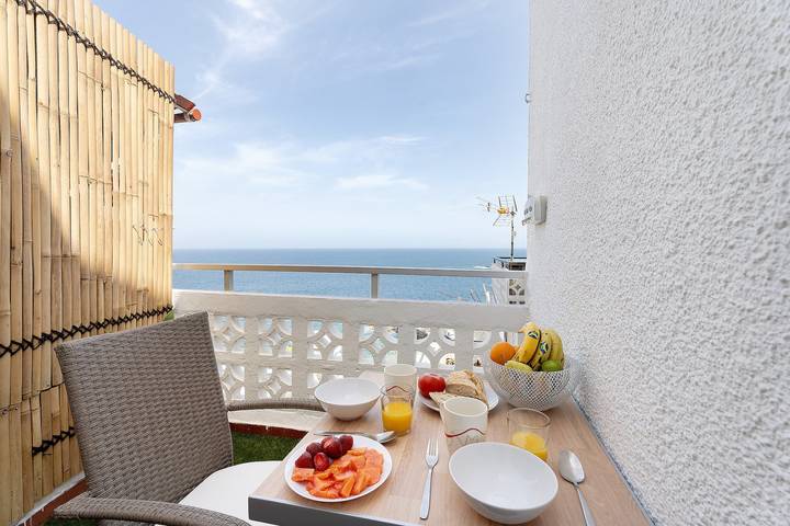Apartamento entero, Apartamento de vacaciones 'Olas Del Atlántico' con vistas al mar, piscina compartida y Wi-Fi in El Pris, Tacoronte