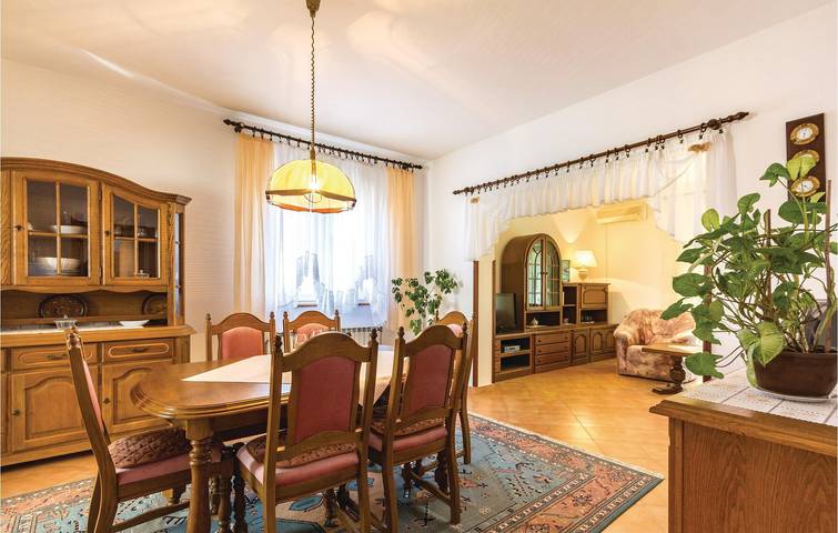 Ganze Ferienwohnung, Gemütliche Ferienwohnung mit Terrasse, WLAN und Parkplatz, nur wenige Schritte von den Sehenswürdigkeiten entfernt in Sisan, Südküste Istrien
